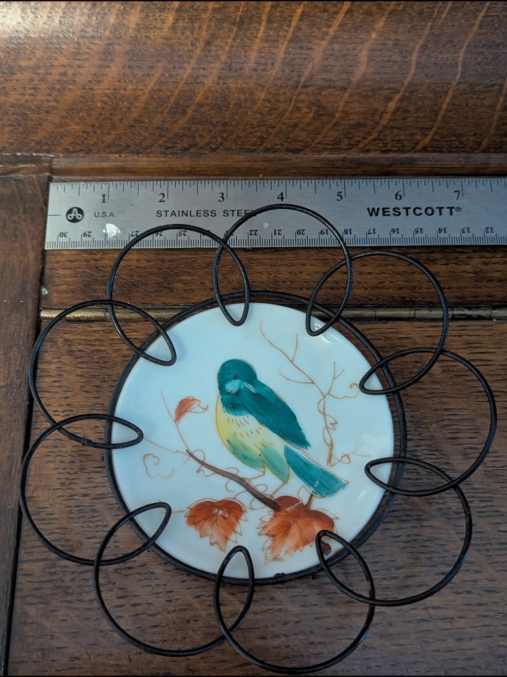 Mid-Century Japanese Hand-Painted Miniature Bird Plate in Wire Loop Frame - Picture 5 of 5